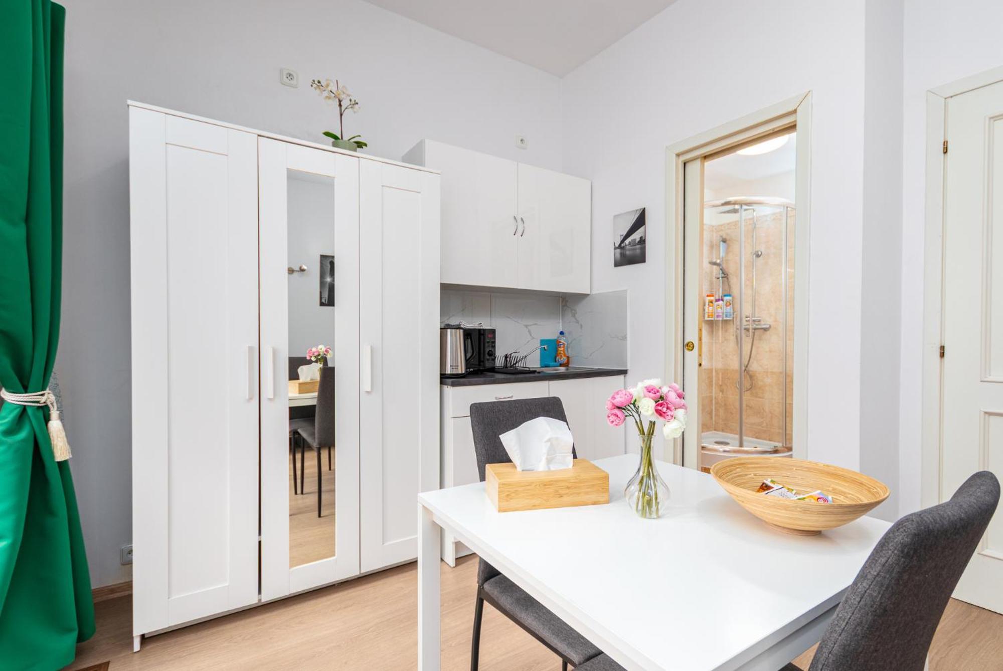 Private Retreat Close To Stations In Praha 3 エクステリア 写真