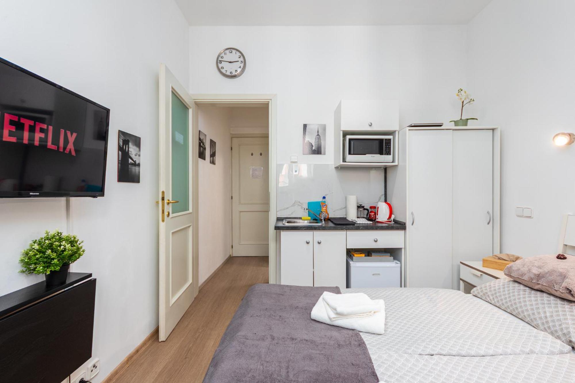 Private Retreat Close To Stations In Praha 3 エクステリア 写真